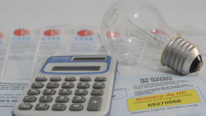 Conta de energia elétrica, lâmpada e calculadora