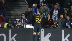 O meio-campista do Real Madrid Arda Guler comemora após marcar contra o Real Sociedad