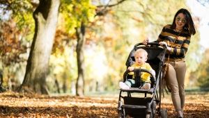 Mãe e filho no parque de outono